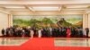 Rais wa China Xi Jinping (Katikati) na mkewe Peng Liyuan wakiwa katika picha ya pamoja na viongozi wa Afrika kabla ya hafla ya chakula cha usiku katika Jukwa la Ushirikiano kati ya China na Afrika (FOCAC) nchini China.