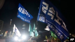 2024年12月4日，南韓首爾，民眾聚集在國會大廈前，要求南韓總統尹錫悅下台。