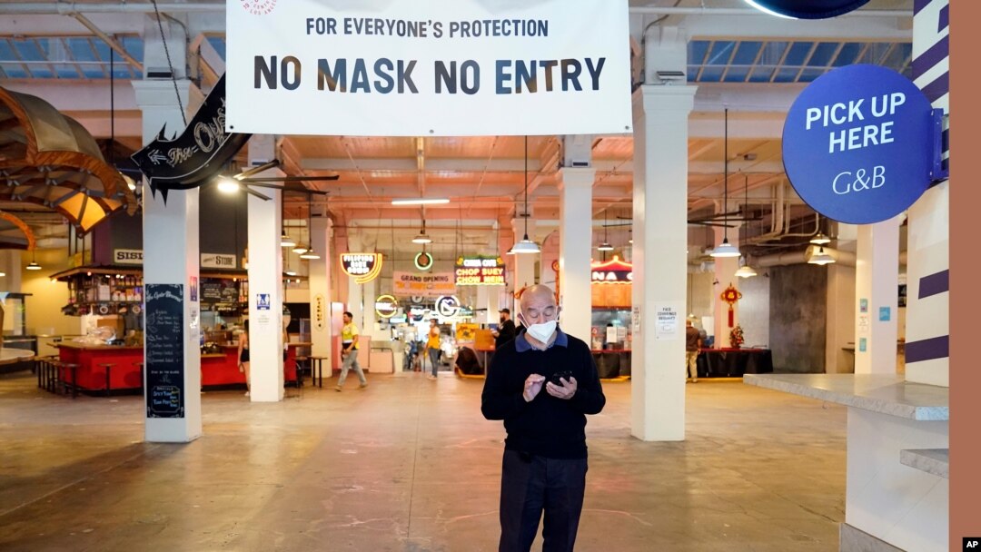 Un cartel en el Gran Mercado Central de Los Ángeles, California, el 16 de noviembre de 2020 advierte a los clientes que no pueden entrar sin máscara.