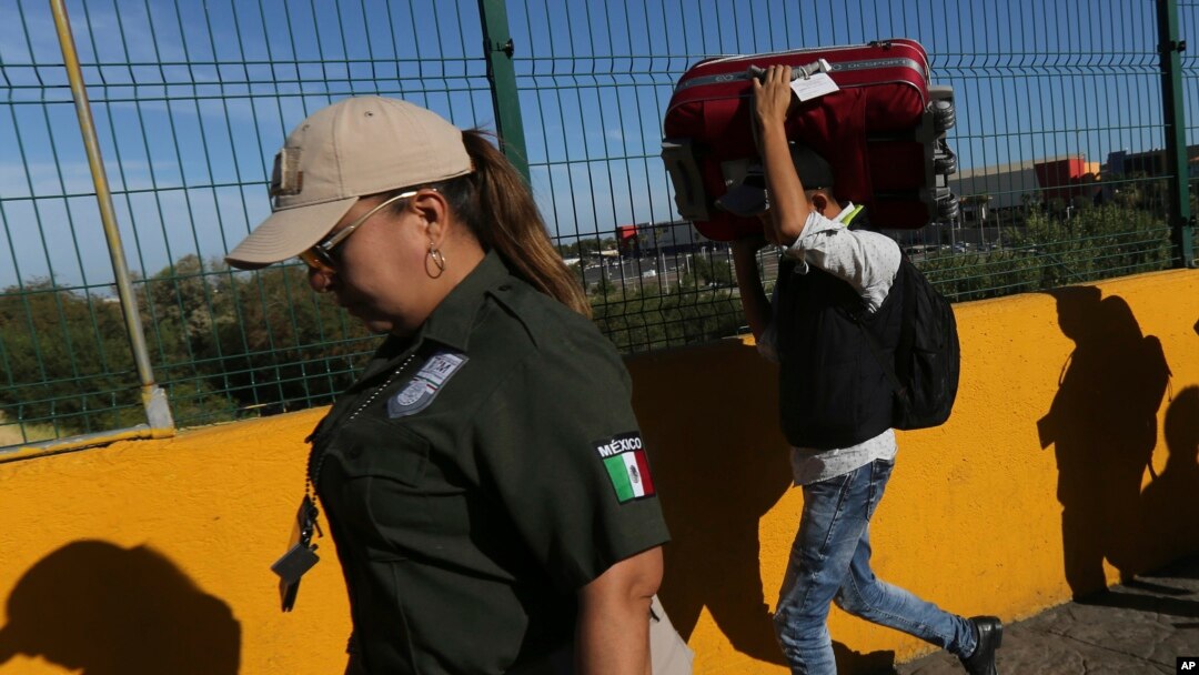 La medida, que regirá a partir del jueves, tiene como objetivo regresar a los mexicanos a sus ciudades de origen, en México, y reducir "la reincidencia y la violencia fronteriza", según el comunicado del ICE.