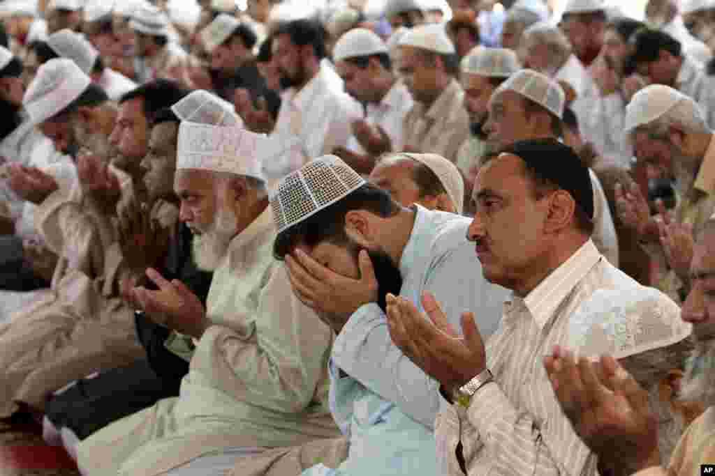 Pakistani worshippers pray for the recovery of Malala Yousafzai during Friday prayers in a Mosque in Karachi, Pakistan, October 12, 2012.