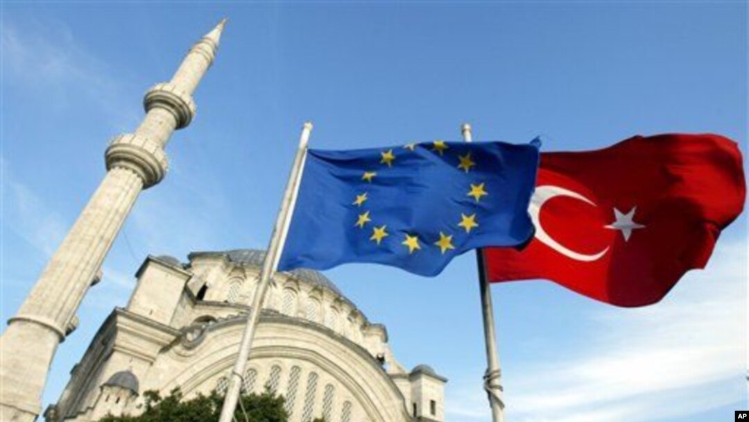 Üyelik müzakereleri yürütüyor olmasına rağmen vatandaşlarına vize uygulanan tek ülke konumundaki Türkiye son karardan rahatsız.