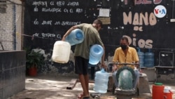 No todos tienen la fuerza en su cuerpo para cargar bidones de unos 20 litros. [Foto: Nicole Kolster/VOA]