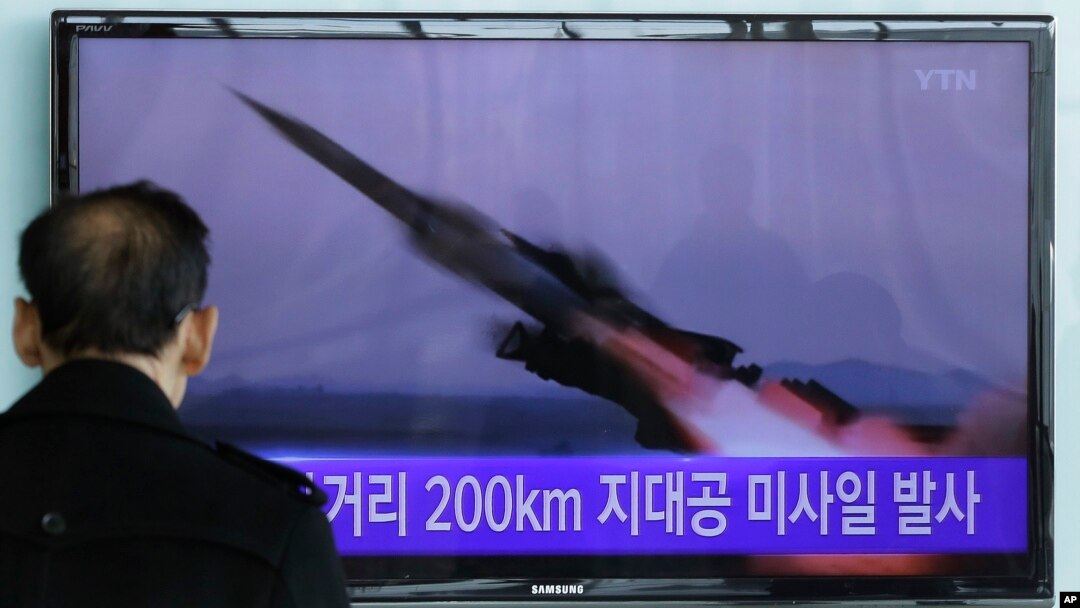 A South Korean man watches a TV news program showing the file footage of the missile launch conducted by North Korea, at Seoul Railway Station in Seoul, South Korea, March 13, 2015. 