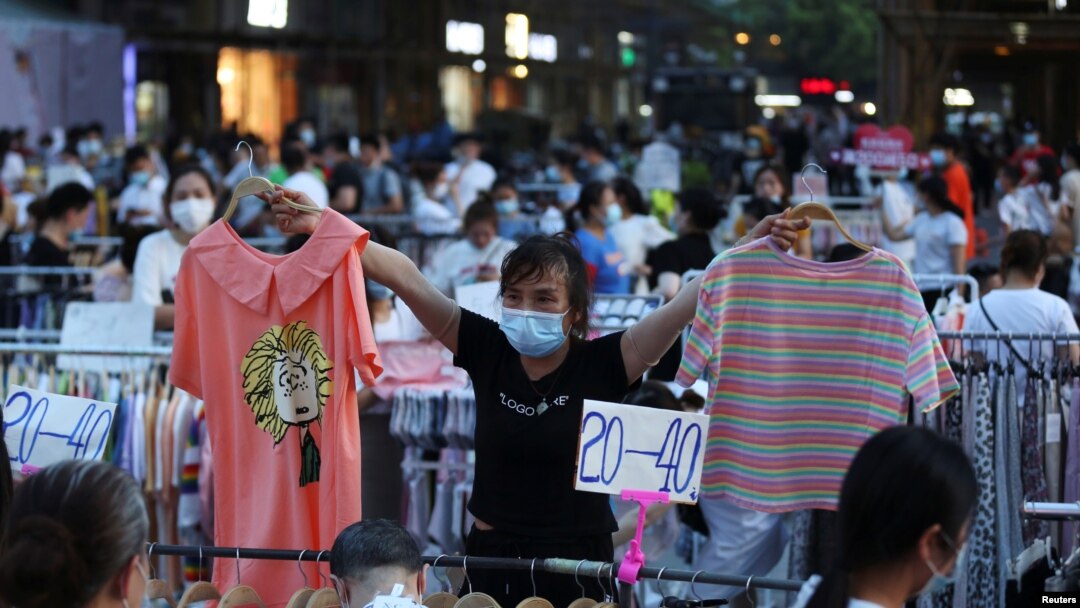 新冠疫情得到控制後，北京新發地農產品批發市場拉響警報，被暫時關閉。圖為小攤販在武漢市江漢路擺攤叫賣。（路透社2020年6月9日資料照）