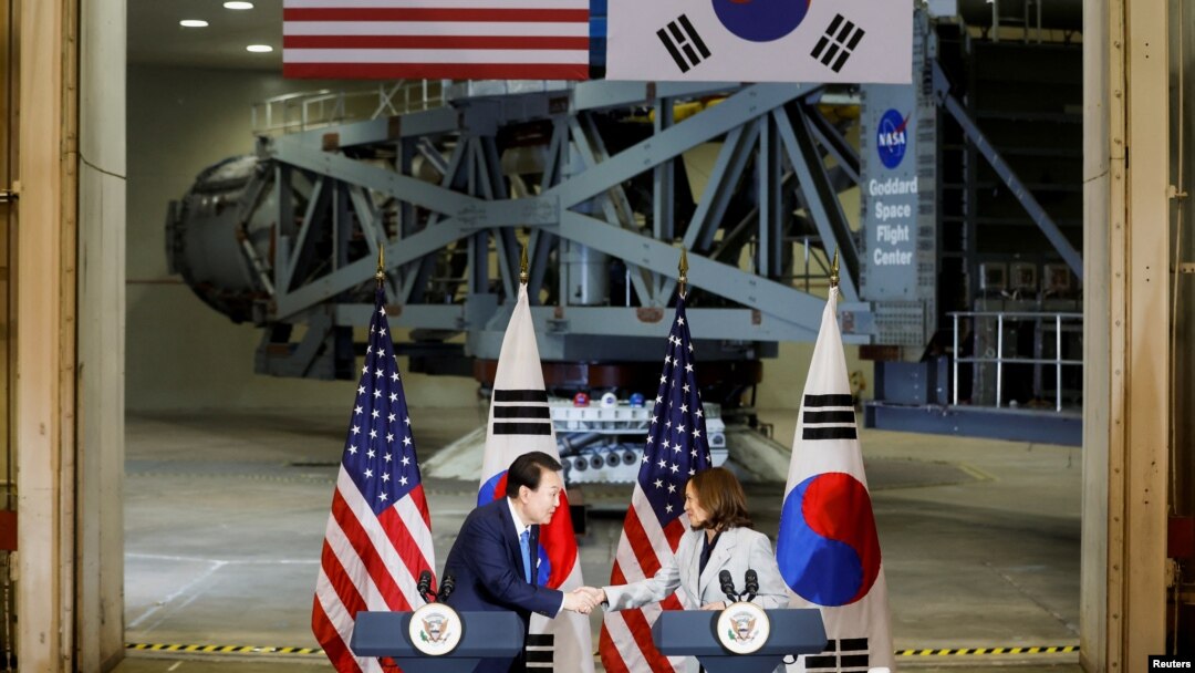 南韓總統尹錫悅2023年4月25日在美國副總統賀錦麗 (又譯卡瑪拉·哈里斯Kamala Harris)陪同下參訪美國太空總署(NASA)戈達德航天中心。 (路透社)