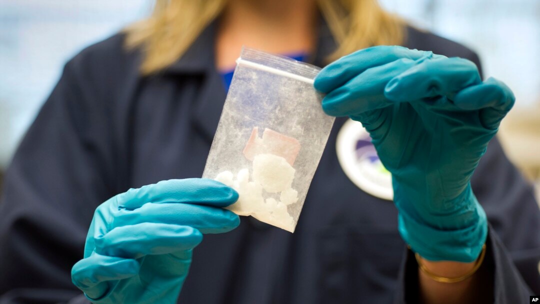 在維吉尼亞州斯特林的美國藥品管理局(DEA)特別檢測與研究實驗室，展示了一袋在緝毒行動中繳獲的芬太尼。