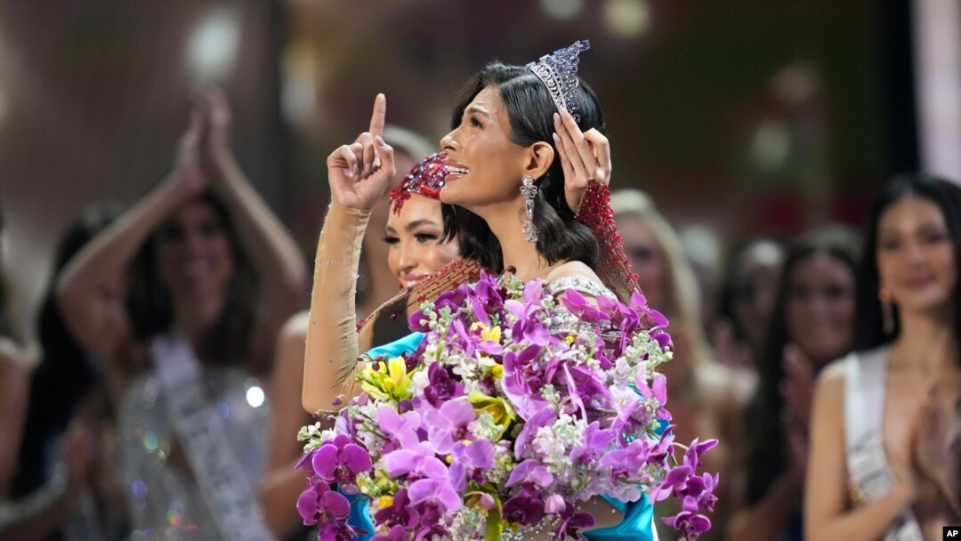 Miss Nicaragua Sheynnis Palacios reacciona luego de ser coronada Miss Universo en el 72° Concurso de Belleza Miss Universo en San Salvador, El Salvador, el sábado 18 de noviembre de 2023. (Foto AP/Moises Castillo)