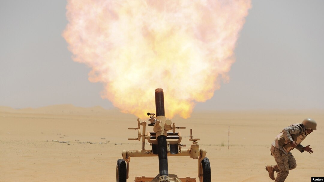 A Saudi soldier fires a mortar toward Houthi positions at the Saudi border with Yemen, April 21, 2015. 