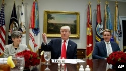 El presidente Donald Trump junto a líderes republicanos antes de almorzar para discutir temas como versión final de reforma tributaria, NAFTA, reforma de salud, entre otros asuntos.