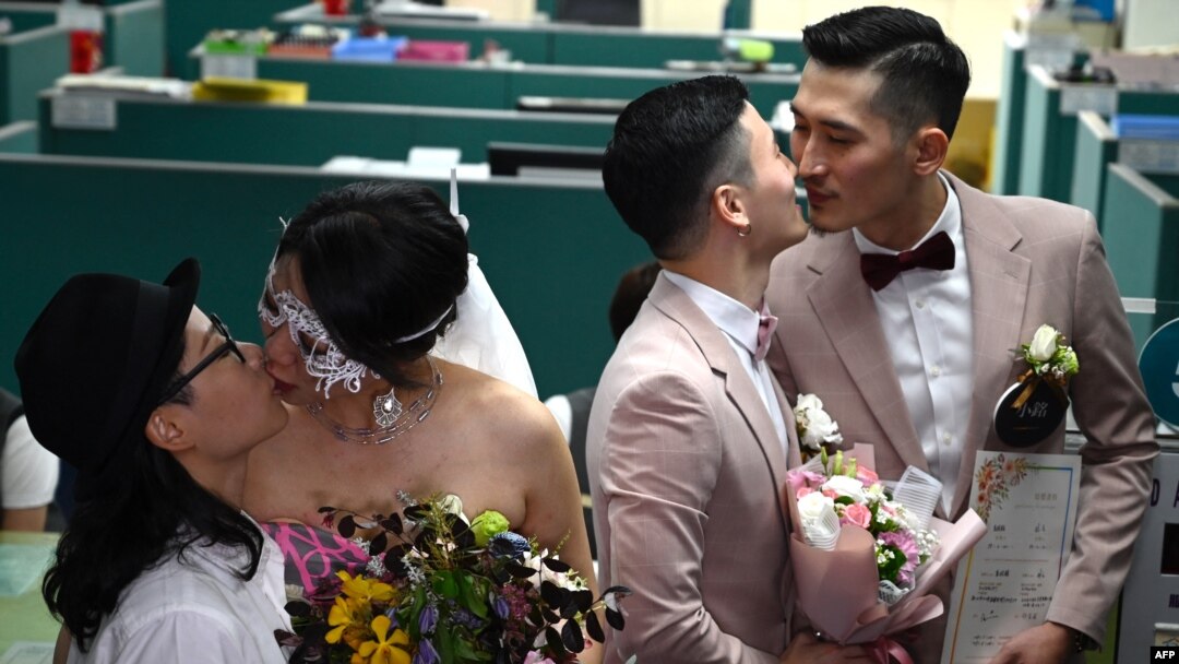 台灣兩對同性伴侶在台北信義區戶政事務所登記結婚。（2019年5月24日）