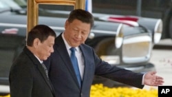 菲律宾总统杜特尔特与中国国家主席习近平在人民大会堂外的欢迎仪式上(2016年10月20日)