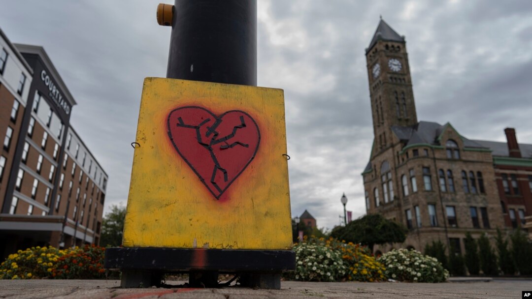 ARCHIVO: Imagen de un corazón herido en un calle al otro la del ayuntamiento de Springfield, Ohio, el 17 de septiembre de 2024.