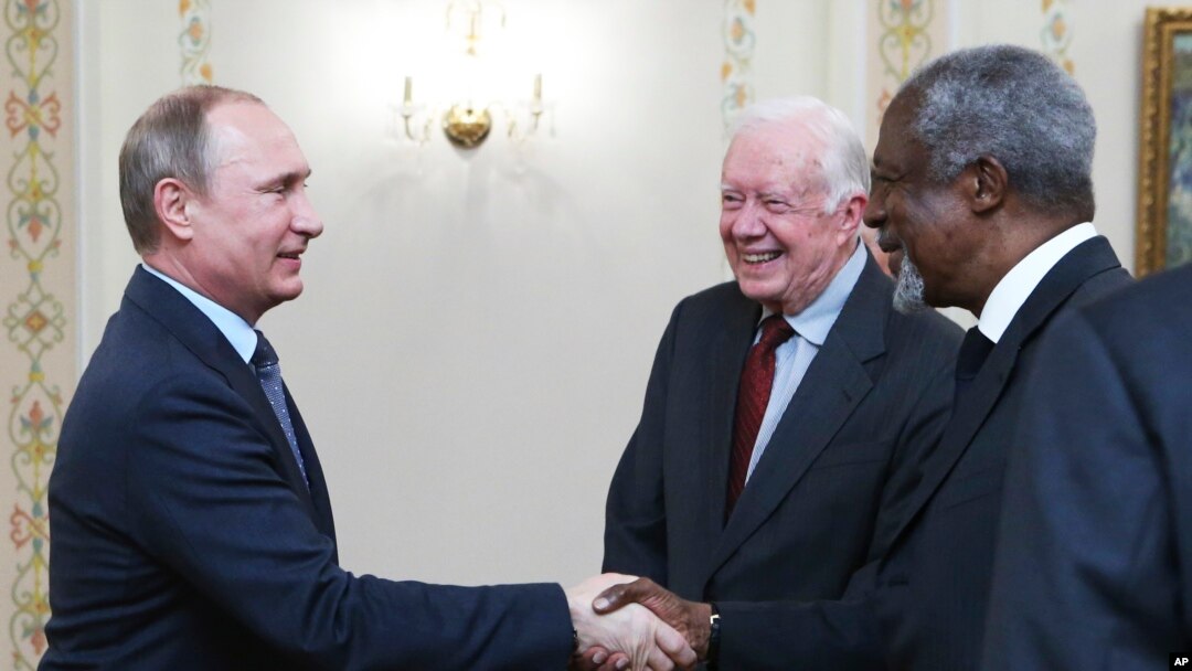 Rossiya Prezidenti Vladimir Putin Moskvada AQSh sobiq Prezidenti Jimmi Karter, BMT sobiq Bosh kotibi Kofi Annan va yana bir necha sobiq davlat yetakchilaridan iborat Oqsoqollar guruhi bilan uchrashmoqda, 29-aprel, 2015-yil