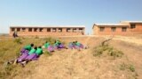 Wanafunzi wa shule ya sekondari ya Mtitu, iliyoko mje ya jiji la Dar es Salaam wakati wa mapumziko.Picha na TONY KARUMBA / AFP.