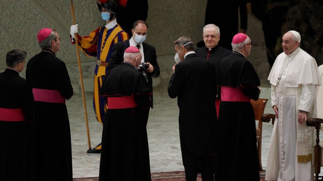 El papa Francisco (derecha) saluda a obispos al final de su audiencia general en El Vaticano, el miércoles 21 de octubre de 2020.