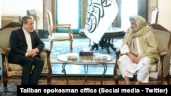 محمد حسن آخند، رییس الوزرای حکومت طالبان و عباس عراقچی، وزیر خارجۀ ایران روز یکشنبه در مورد "موضوع آب، مهاجران افغان و امنیت مرزهای مشترک در کابل صحبت کرده‌اند.
