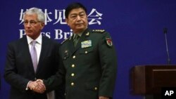 그리스 남동부 아르고리다 지역 코스타 마을에 산불이 발생한 가운데 화재진압 비행기가 물을 뿌리며 하늘을 날고 있다.