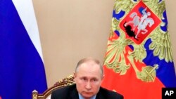 Russian President Vladimir Putin leads a cabinet meeting in the Kremlin in Moscow, Russia, March 17, 2020. 