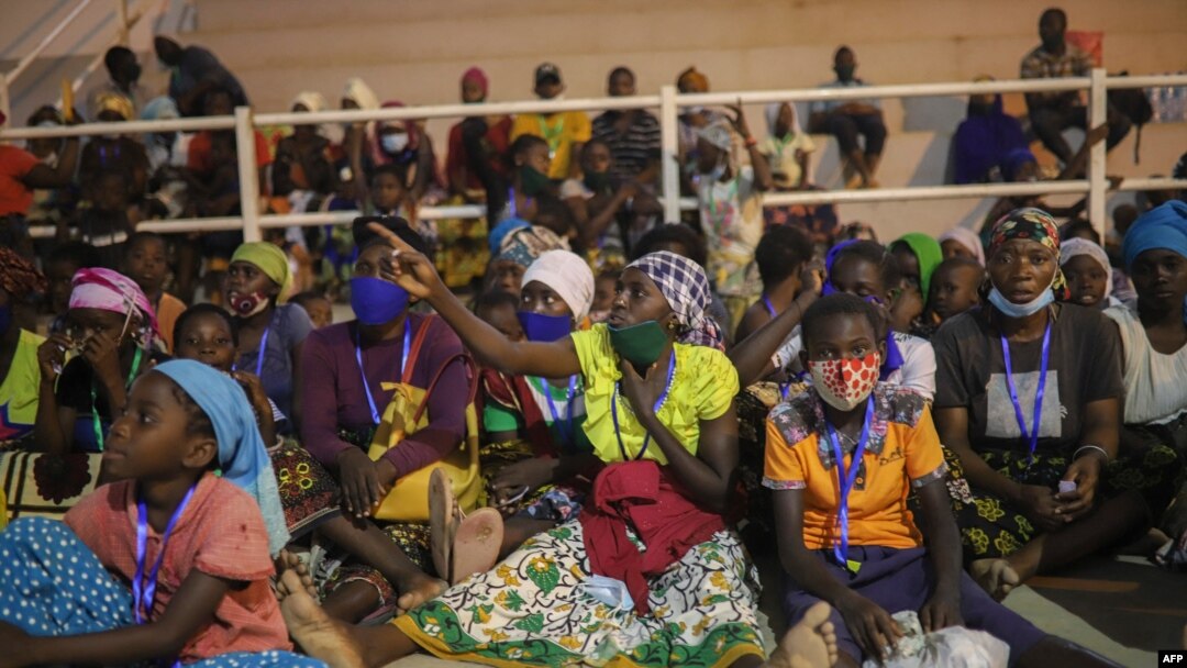 Watu waliokimbia Palma kutokana na mashambulizi ya wanamgambo wa Kiislam wamekusanyika ili kupata msaada huko Pemba, Msumbiji, April 2, 2021.