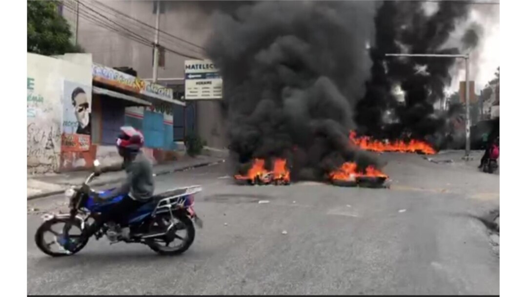 Burning tires block a main thoroughfare in the Lalue neighborhood of Port au Prince, Haiti, Feb. 24, 2020. (Matiado Vilme/VOA Creole)