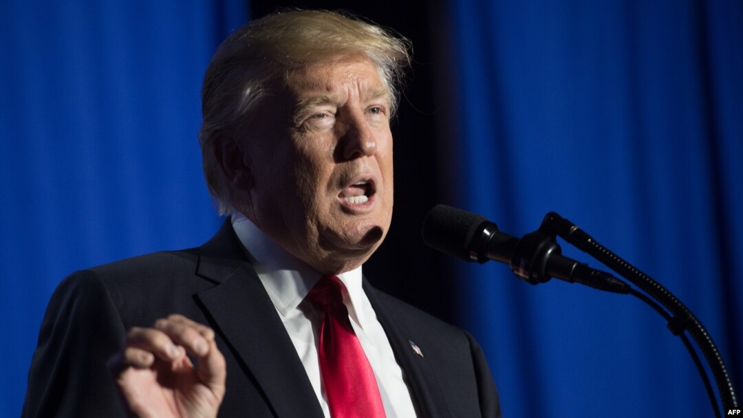 US President Donald Trump speaks to staff at the Department of Homeland Security in Washington, DC, on Jan. 25, 2017.