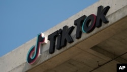 资料照片: 2024年3月11日加利福尼亚州卡尔弗城大楼上的TikTok标识