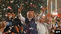Waziri Mkuu wa India Narendra Modi akionyesha ishara ya ushindi.
