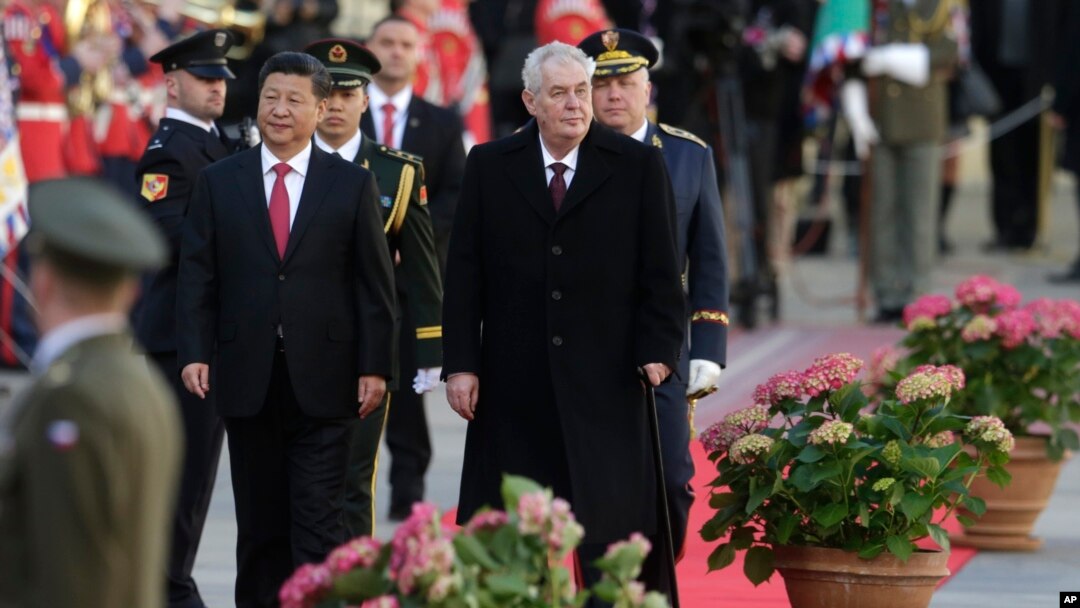 Czech Republic President Milos Zeman (R) welcomes his Chinese counterpart Xi Jinping (L) at the Prague Castle, in Prague, Czech Republic, March 29, 2016.