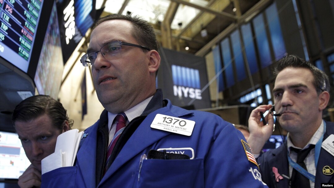 Traders work on the floor of the New York Stock Exchange, March 28, 2016.