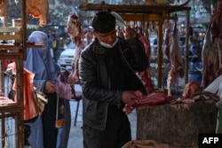 باشندگان کابل می‌گویند که قیمت آرد، برنج و روغن بین ۲۰۰ تا ۵۰۰ افغانی افزایش یافته است.