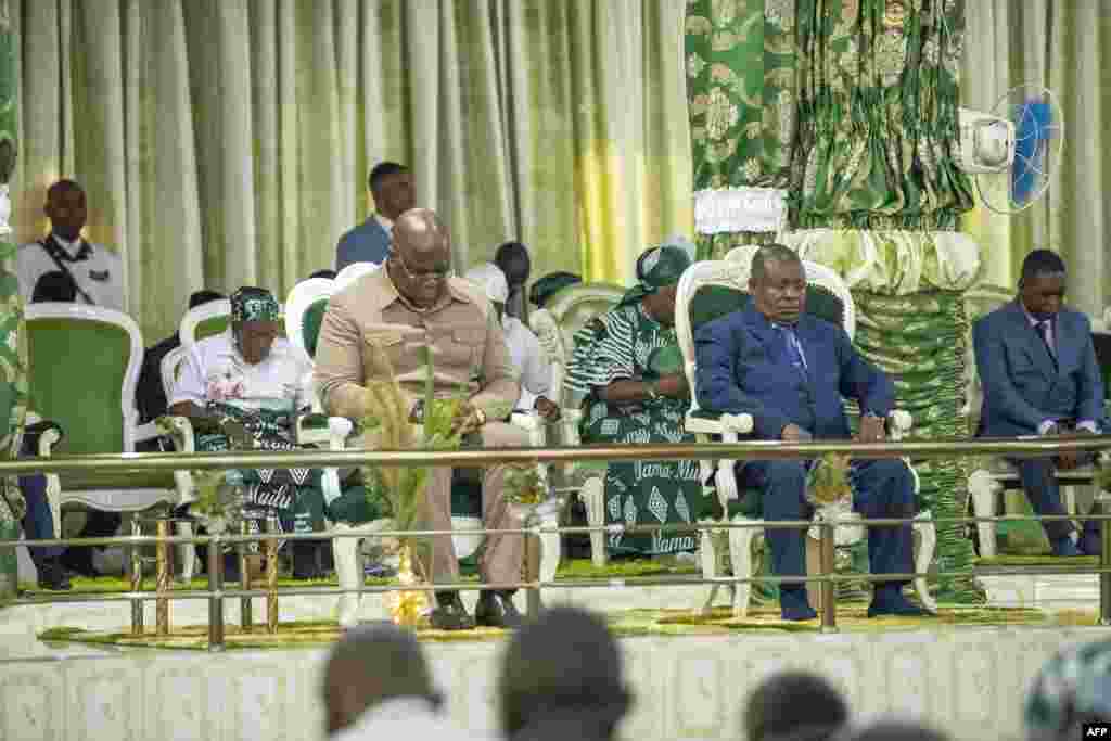 Président Félix Tshisekedi (G) na Simon Kimbangu mokambi ya eklezia kintuadi (kimbanguiste) na Nkamba, Kongo central,6 avril 2021.