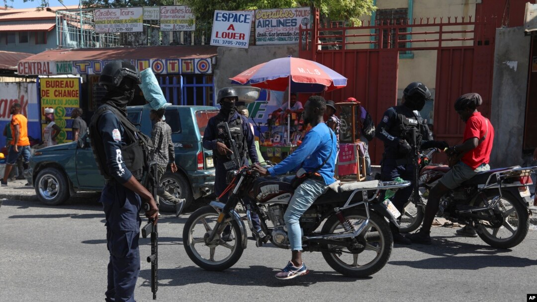 Agentes de la policía detienen a unos motociclistas mientras patrullan Puerto Príncipe, Haití, el 23 de agosto de 2024.
