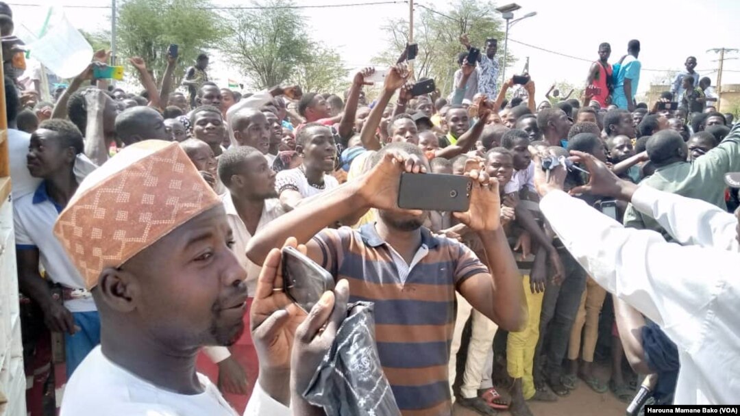 Wasu al'ummomi a Njiar yayin da suka fito nuna farin cikin kama wadannan maharan