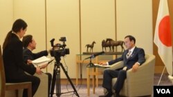 日本内阁官房长官菅义伟在东京接受美国之音记者赫尔曼专访（2013年2月4日）