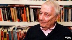 權威學者馬若德(Roderick MacFarquhar)在哈佛大學接受美國之音專訪（2015年3月視頻截圖）