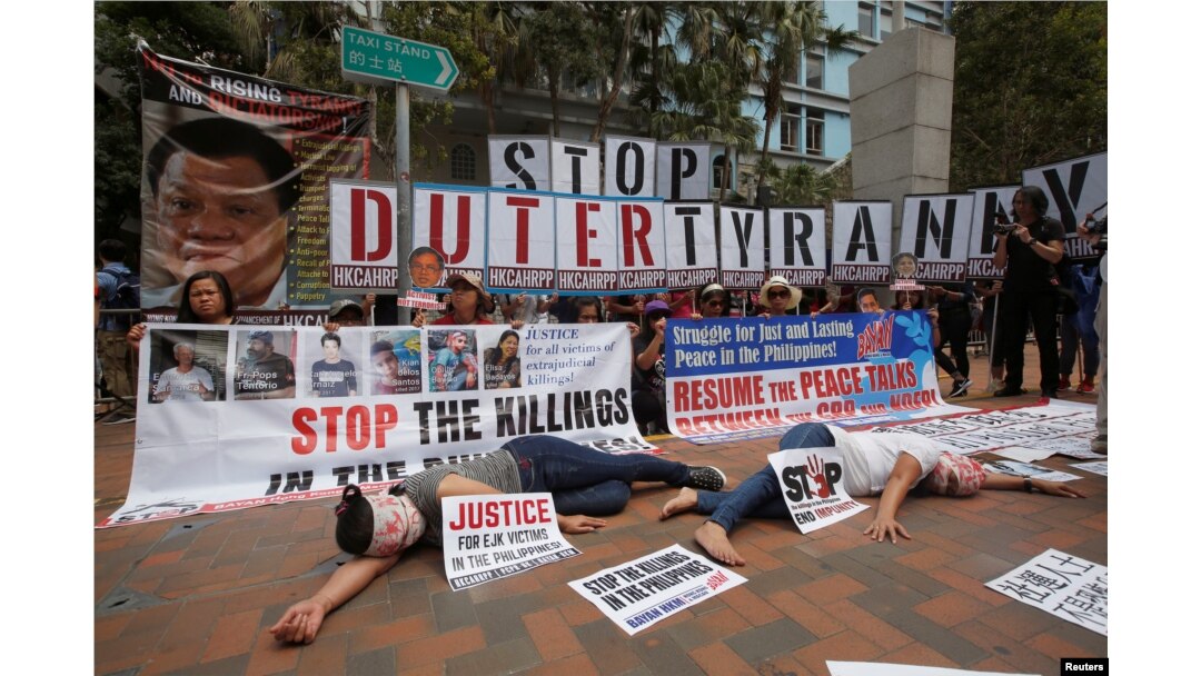 Protesters against Philippine President Rodrigo Duterte demonstrate near the hotel where he is staying at during his visit to Hong Kong, April 12, 2018.