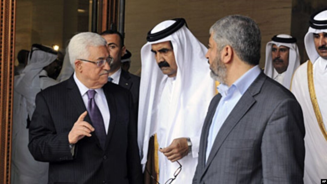 Palestinian President Mahmoud Abbas, Qatar's Emir Sheikh Hamad bin Khalifa al-Thani and Hamas leader Khaled Meshaal (L-R) walk together in Doha, February 6, 2012