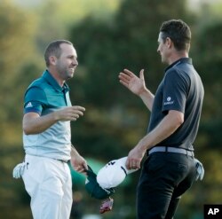 Sergio Garcia, choca saludo con Justin Rose, tras ganar el Masters de Augusta.