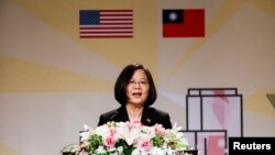 资料照：台湾总统蔡英文在访问南美邦交国途径洛杉矶时发表讲话。（2018年8月12日）