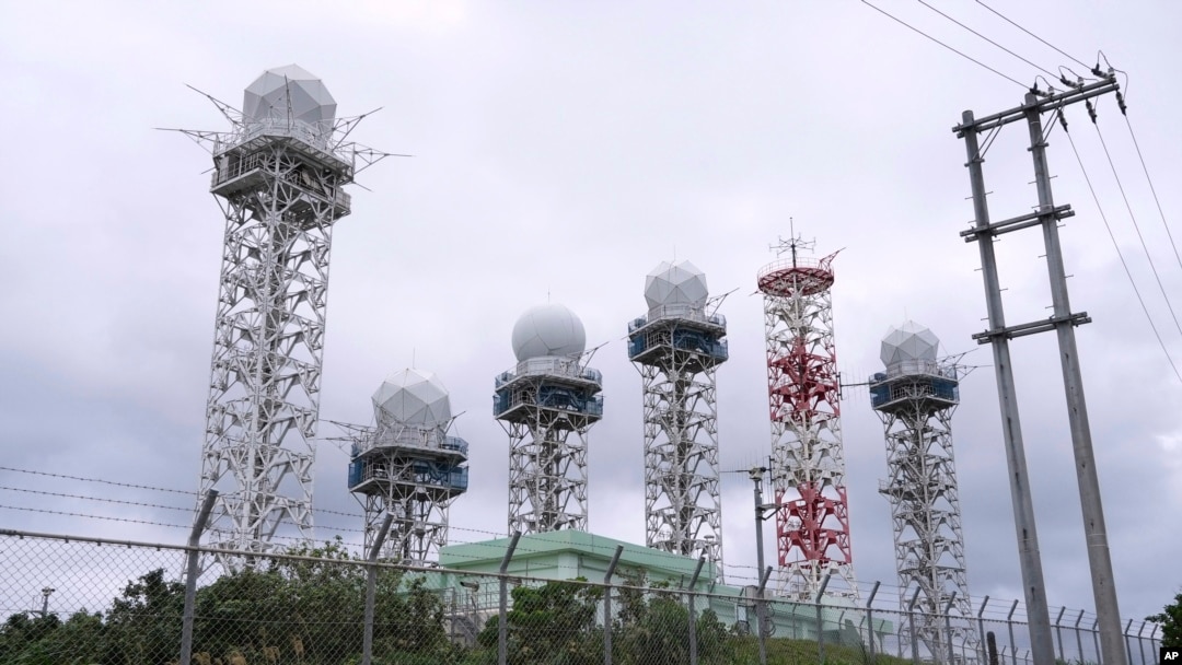 日本自衛隊在日本西部邊境的與那國島上設立雷達塔。 (圖片來源：美聯社)