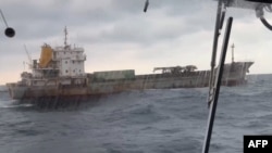 “順興39號”涉嫌在台灣東北海域拖錨劃過國際海底電纜，遭台灣海巡隊短暫扣留，如今已關閉船隻自動識別系統。 (台灣海巡署提供)