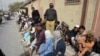 سفارت افغانستان تحت کنترول طالبان در اسلام‌آباد اضافه کرده که، این اقدام پولیس پاکستان سبب جدایی خانواده‌ها، به شمول زنان و کودکان شده است. (عکس ارشیف). 