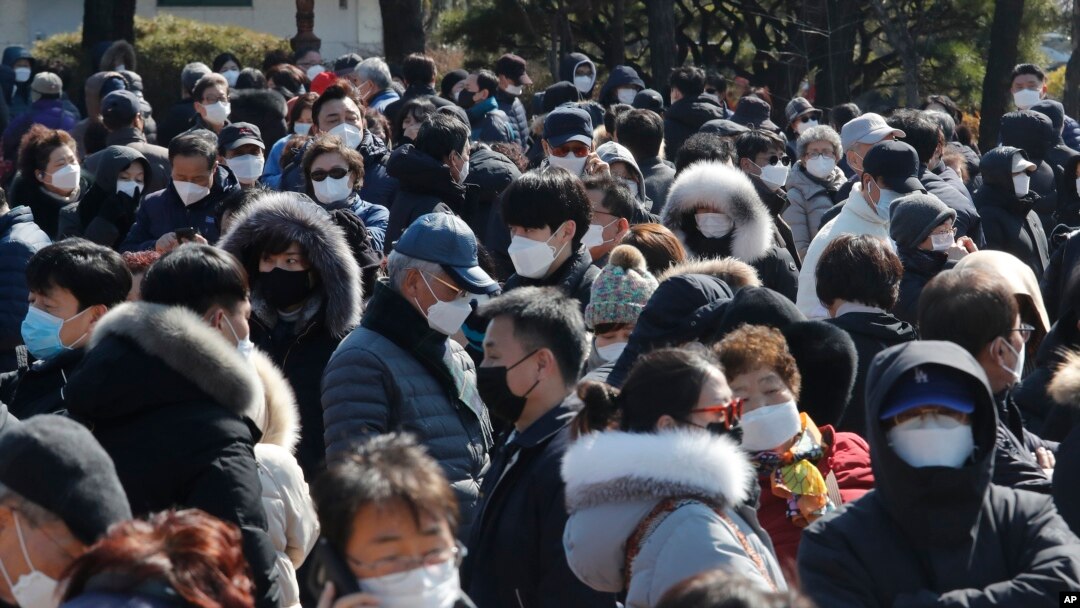 People line up to buy face masks to protect themselves from the new coronavirus outside Nonghyup Hanaro Mart in Seoul, South Korea, March 5, 2020. 