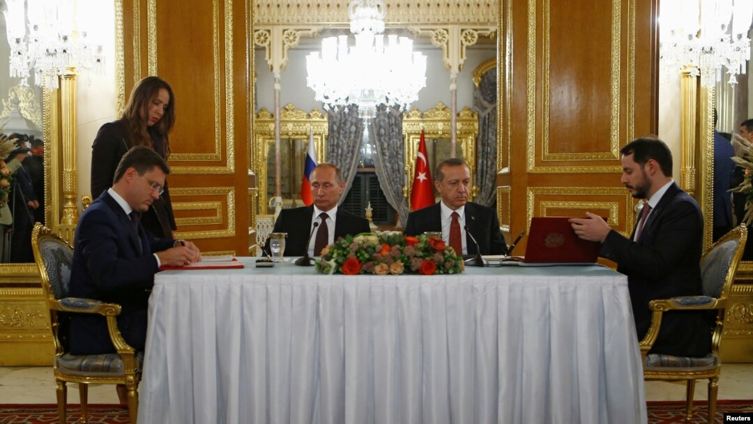 Russian Energy Minister Alexander Novak (L) and his Turkish counterpart Berat Albayrak sign an agreement in Istanbul, Turkey, Oct. 10, 2016.