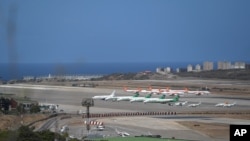 Aviones en el Aeropuerto Internacional Simón Bolívar de Maiquetía luego de que el gobierno de Nicolás Maduro cancelara vuelos domésticos y algunos destinos internacionales por la pandemia de coronavirus, en La Guaira, Venezuela. Marzo 21, 2020.