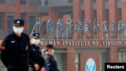 资料照片：中国武汉病毒研究所在世卫组织小组调查期间的安全防范措施。(2021年2月3日)