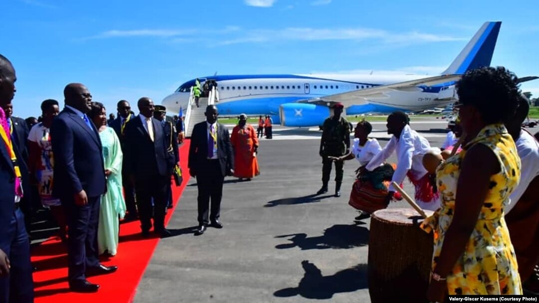 Président Félix Tshisekedi na bokomi bwa ye na libanda ya mpepo ya Entebe, Ouganda, 9 novembre 2019. (Facebook/Valery-Giscar Kusema)