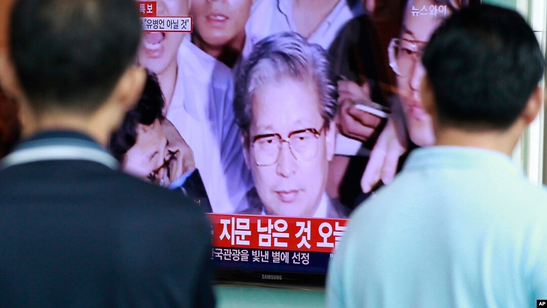The image of Yoo Byung-un, owner of the sunken ferry, on a television at the Seoul Railway Station in South Korea, July 22, 2014. Police say a badly decomposed body found in a field last month was that of the fugitive billionaire blamed for April's ferry