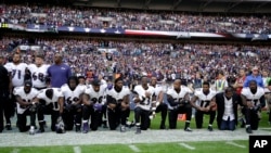 美國NFL球隊巴爾的摩烏鴉隊球員在與傑克遜維爾美洲虎隊的比賽前奏國歌儀式上集體單腿跪地（2017年9月24日）